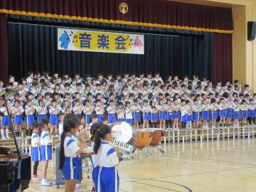 体育館の壇上で児童が演奏している様子